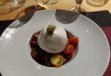 Ile de Burrata sur un océan de tomates