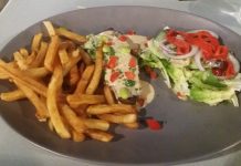 Pièce de boeuf avec une sauce au poivre