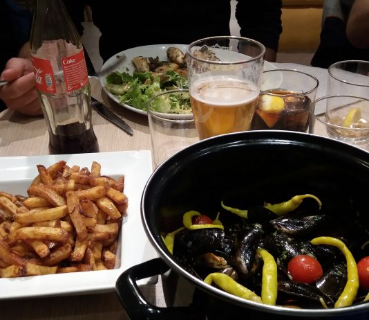 Moules frites à la sauce piquant